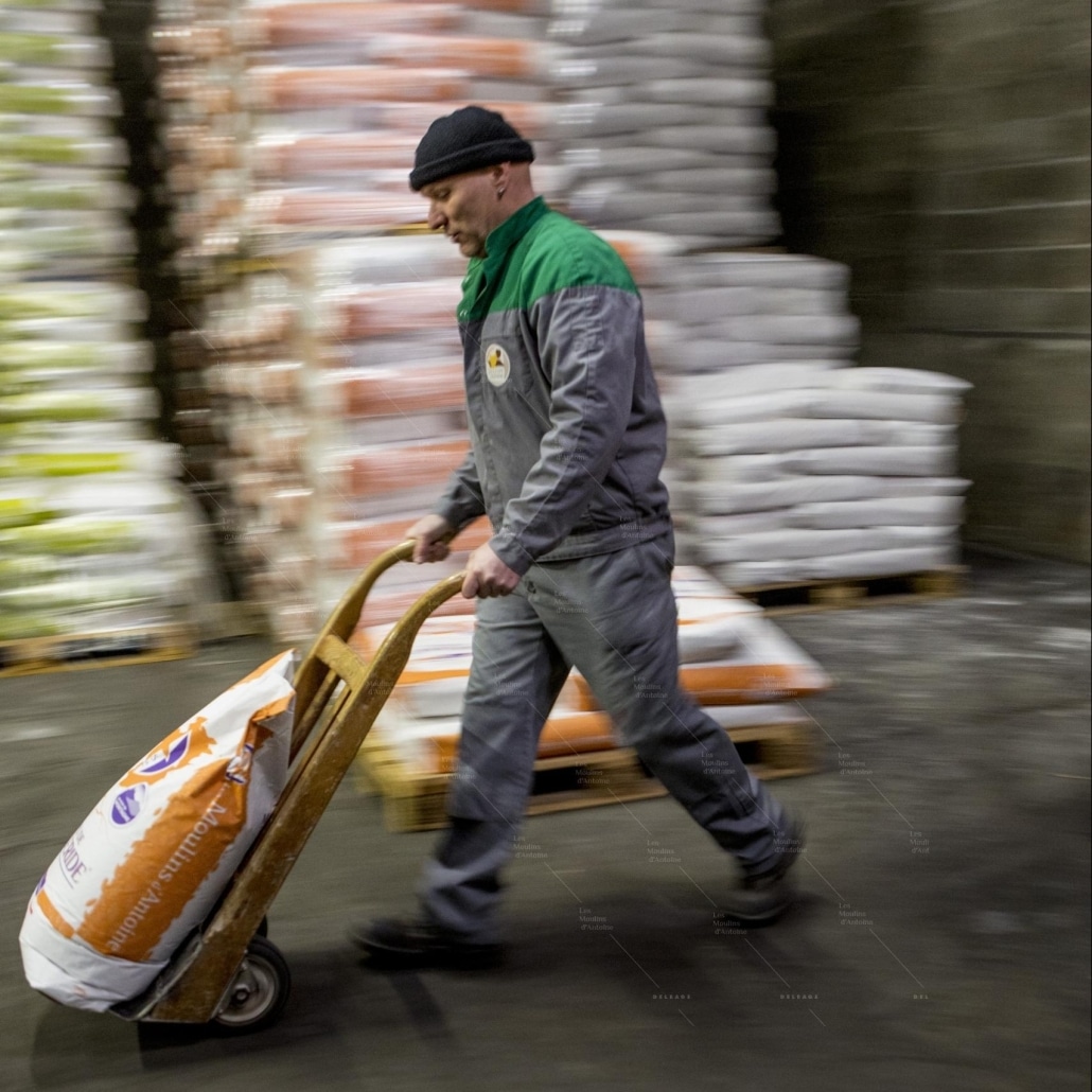 Meunier transportant un sac de farine de seigle des Terres de Margeride ©P.Soissons